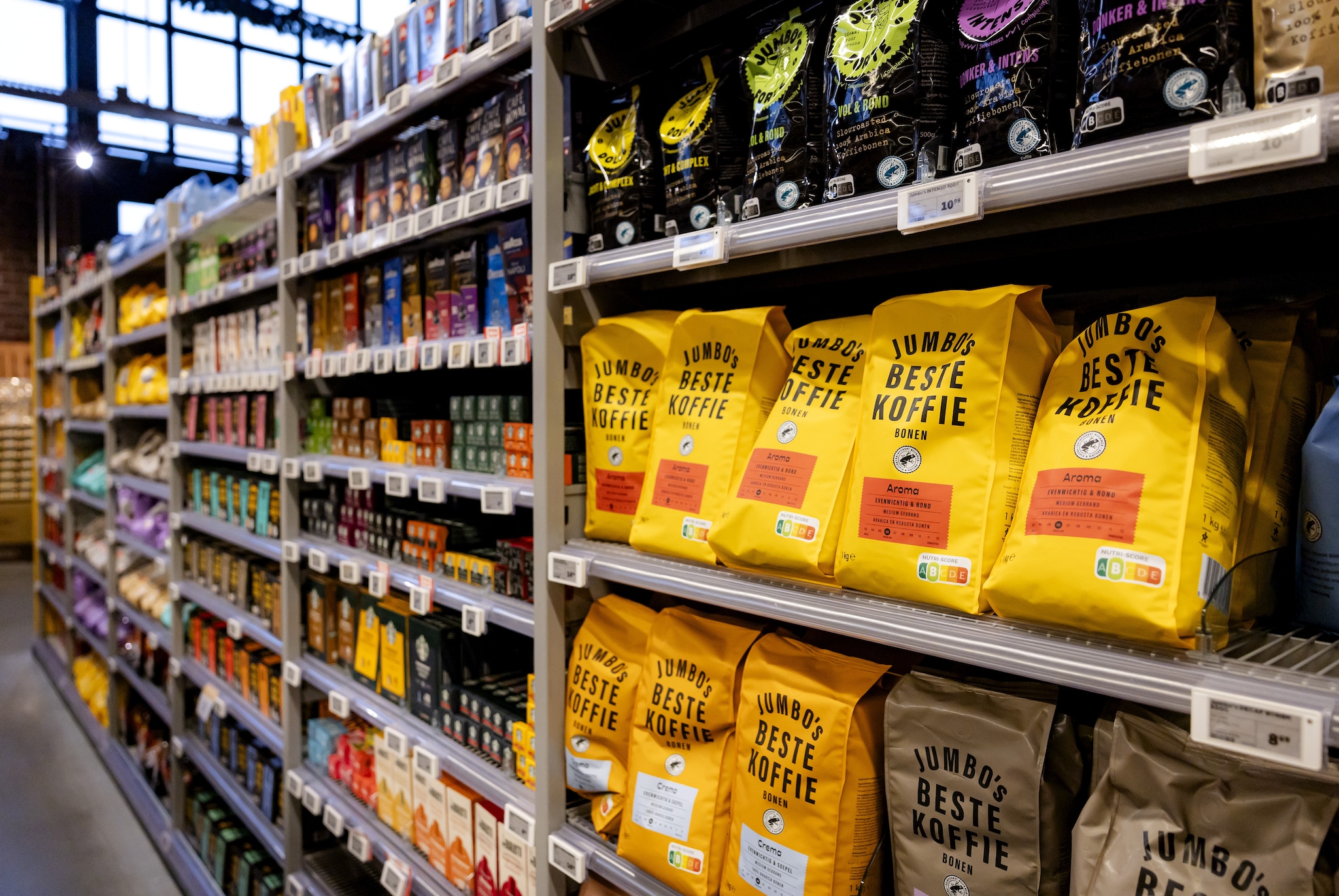 Koffiebonen in een Jumbo Foodmarkt. ANP Sem van der Wal.