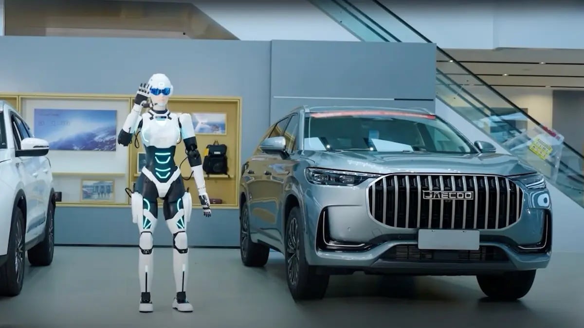 Bij sommige Nederlandse autodealers staat straks geen verkoper meer klaar om klanten te ontvangen, maar een humanoïde (mensvormige) robot. Automerk Omoda & Jaecoo introduceert een pratende robot die bezoekers welkom heet, vragen beantwoordt en klanten begeleidt.