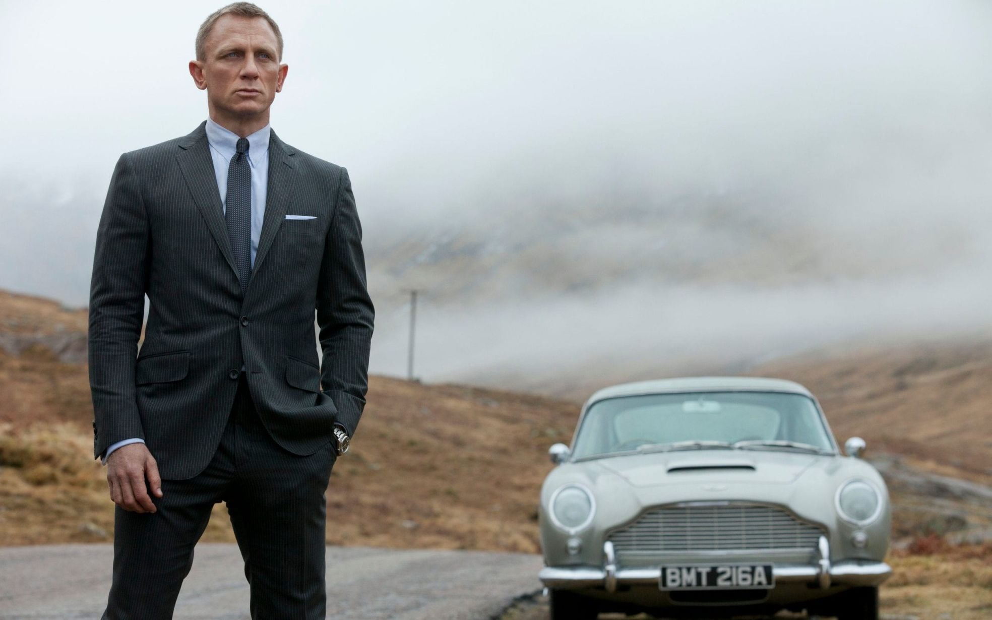 007 bij zijn iconische Aston Martin.