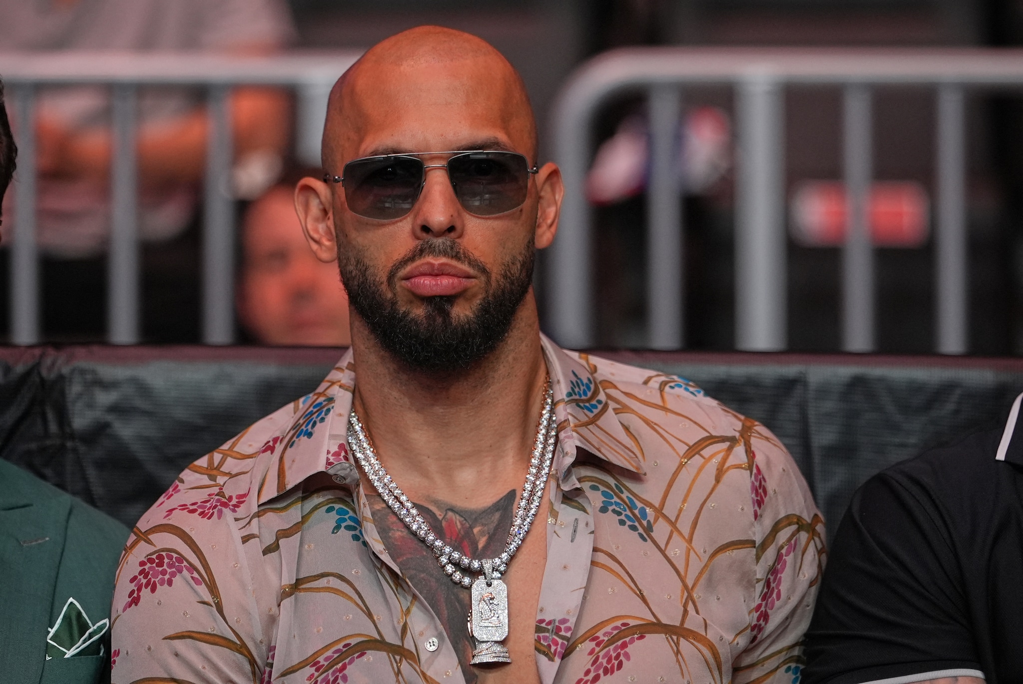 De Amerikaans-Britse social media-persoonlijkheid Andrew Tate arriveert vóór president Donald Trump om UFC 327 bij te wonen in het Kaseya Center in Miami.