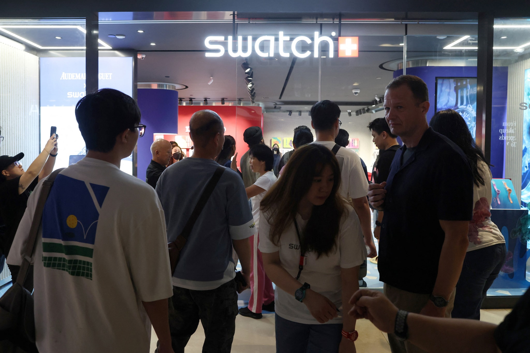 Topdrukte vandaag bij Swatch-winkels: de filialen in Amsterdam, Utrecht en in The Mall of he Netherlands hebben de deuren uiteindelijk niet geopend.