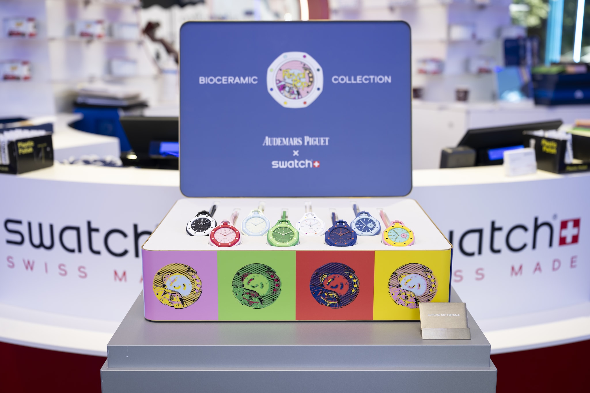 Dit zijn ze: de felbegeerde Royal Pop-horloges van Swatch en Audemars Piguet.De collectie bestaat uit acht Royal Pop-horloges waarin het iconische Royal Oak-ontwerp van Audemars Piguet wordt gecombineerd met het Pop-concept van Swatch. ANP / EPA