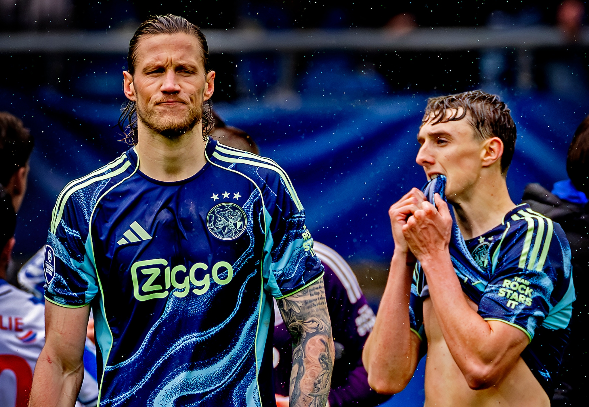 SC Heerenveen-Ajax: Wout Weghorst en Youri Baas balen na het gelijkspel. Play-offs zijn een feit. In Volendam.