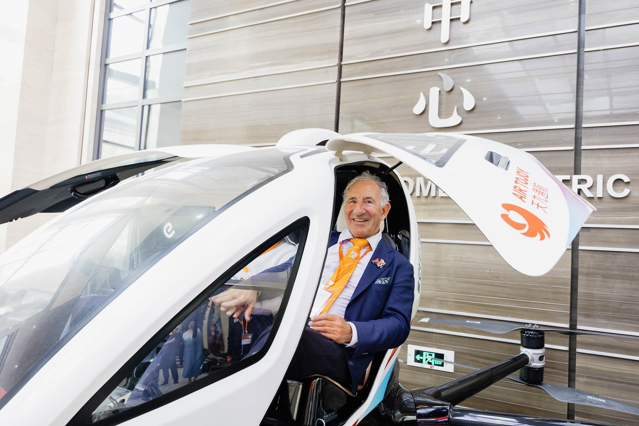 Ralph van Hessen in een futuristische helicopter.  Tim Overduin (Studio Overduin)