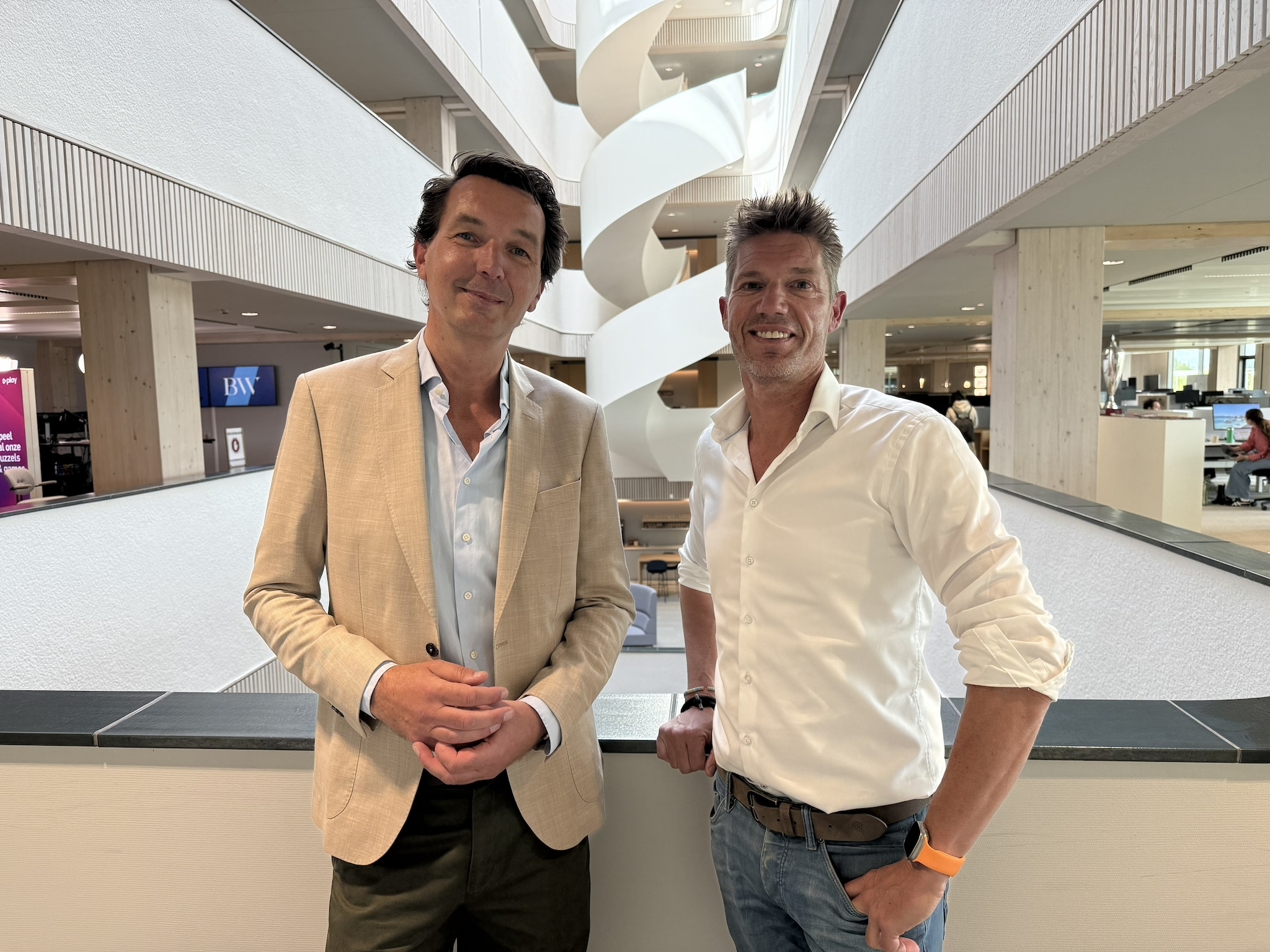 Presentator Paul van Riessen met Victor van Tol, CEO en medeoprichter van SnappCar in het DPG-gebouw.  Redactie BusinessWise