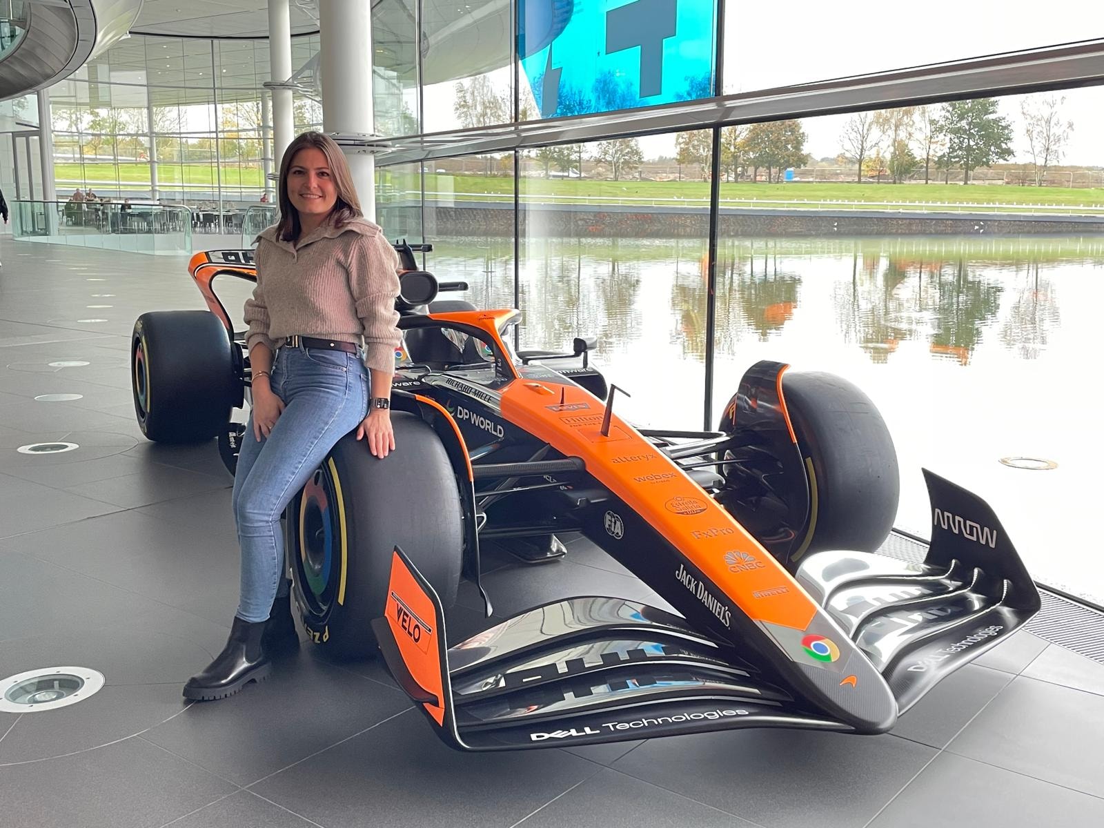 Emel Cankaya op het hoofdkantoor van McLaren in Woking, Engeland.