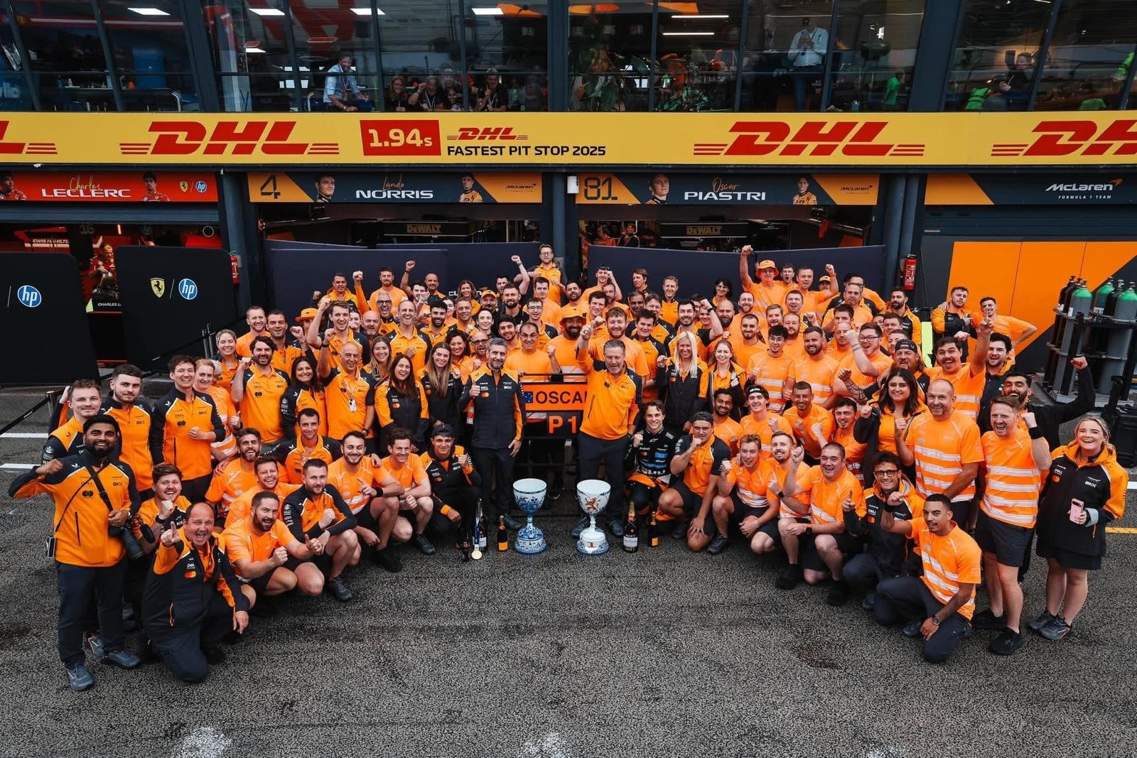 Emel Cankaya met het McLaren-team op het circuit in Zandvoort.  Foto: McLaren