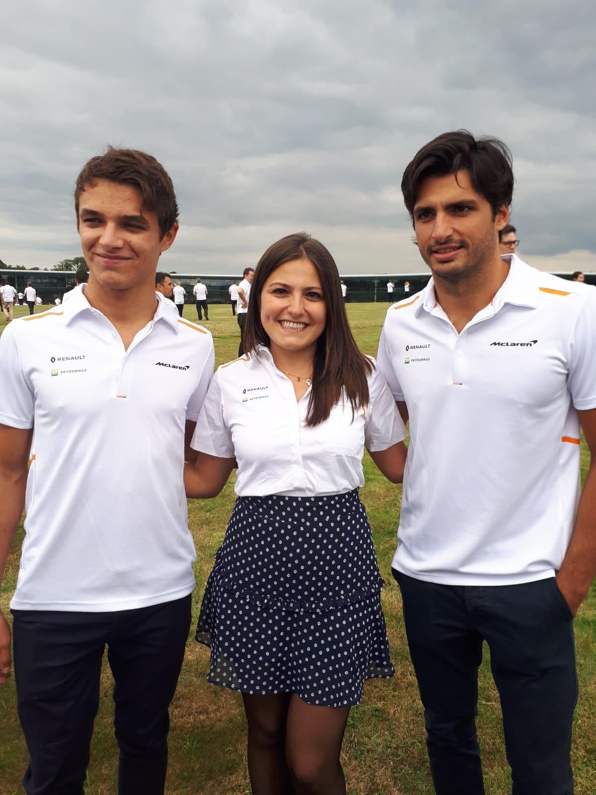 Emel Cankaya met Lando Norris en Carlos Sainz van McLaren.