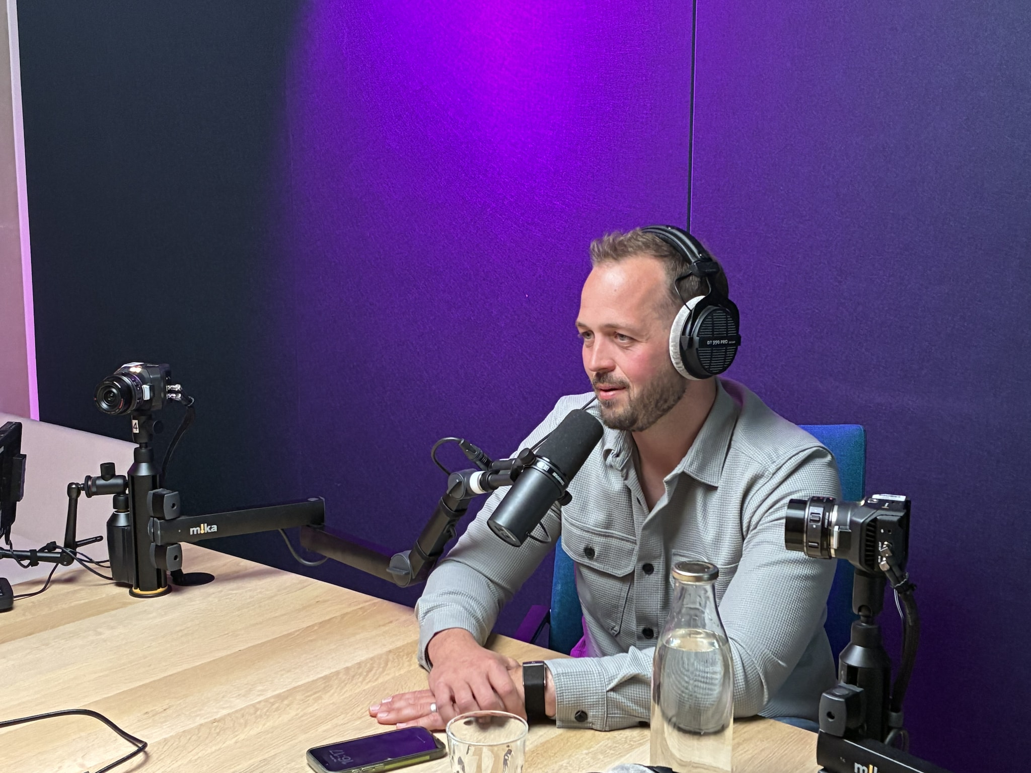 Reinier van Eijk in de podcaststudio van BusinessWise: ‘Men denkt: ik stel een vraag aan AI en het antwoord dat ik krijg is alles wat de AI kan. Dat is niet zo’. Foto: Marvin Smulders.