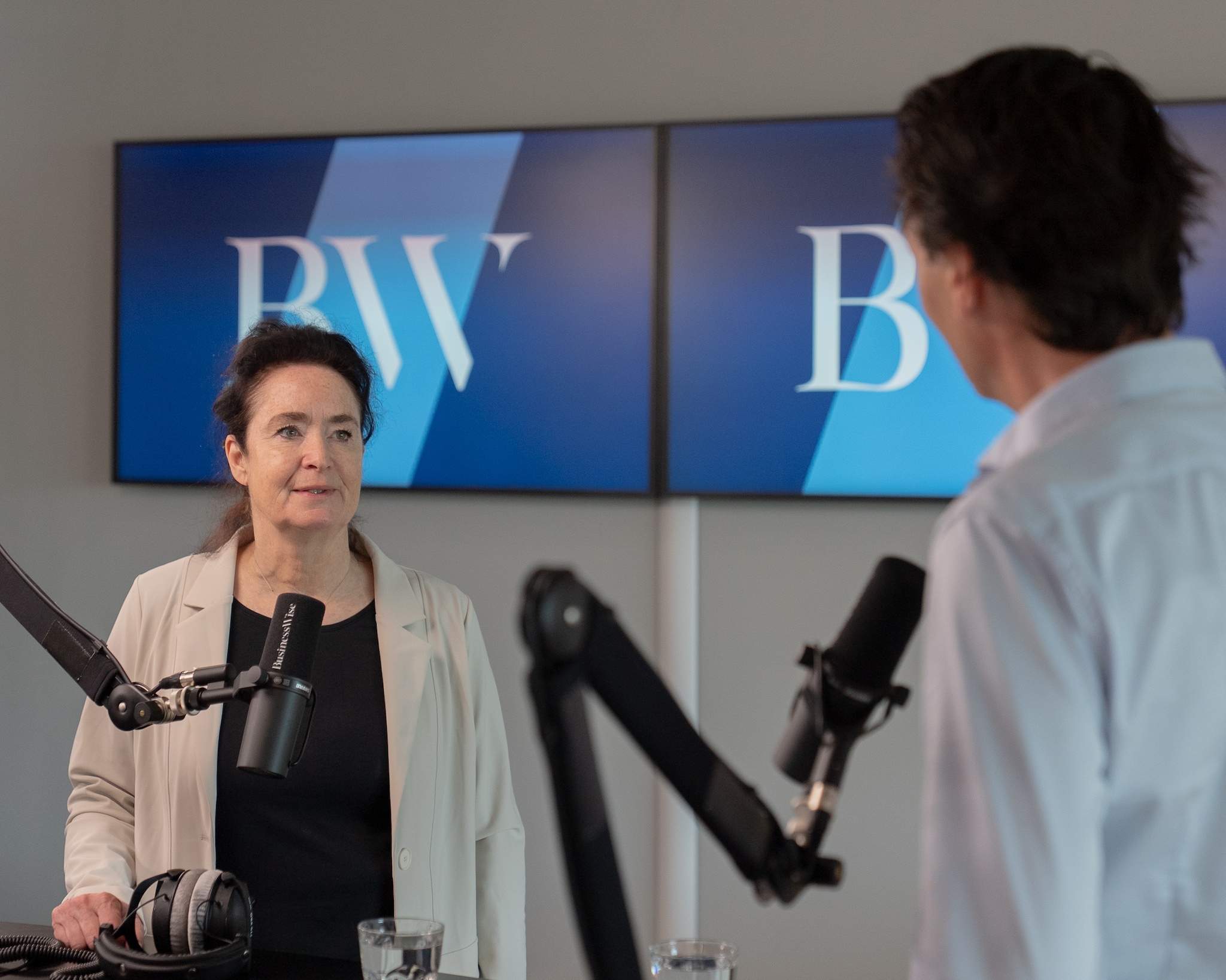 Meiltje de Groot en presentator Paul van Riessen.  Redactie BusinessWise