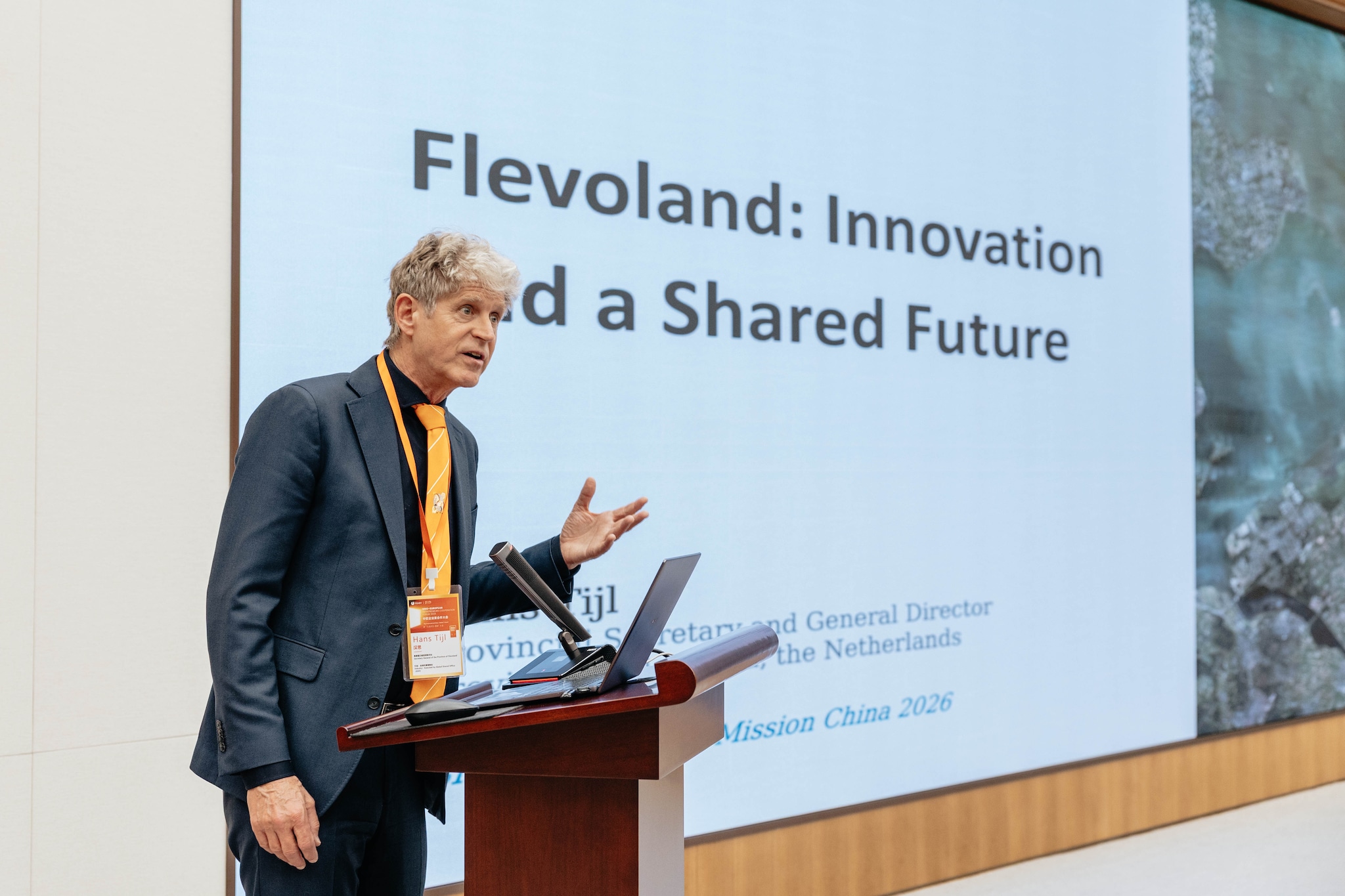 Hans Tijl geeft een presentatie over de ambitie van de provincie Flevoland.  Tim Overduin (Studio Duin)