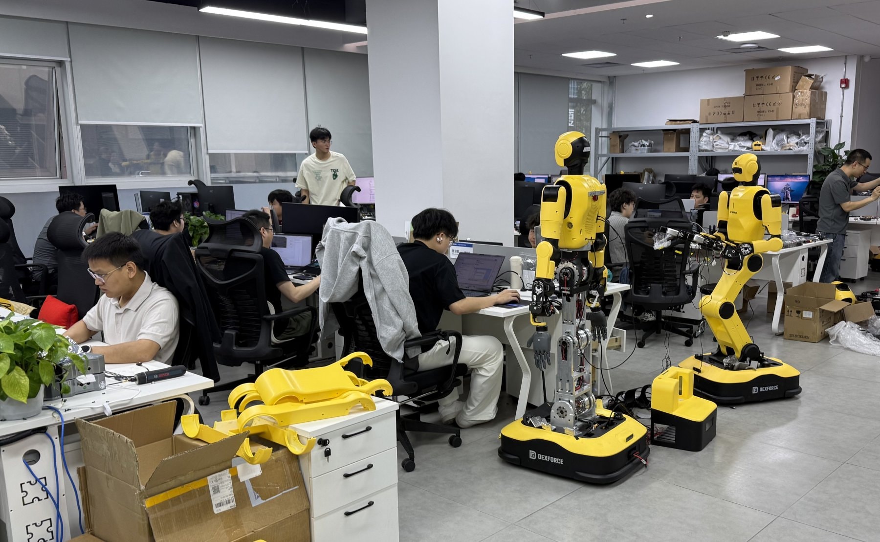 Dexforce. Daar werken mensen met hun handen. Schroeven draaien, kabeltjes solderen, kwaliteit controleren. Foto: RoboticsNL.