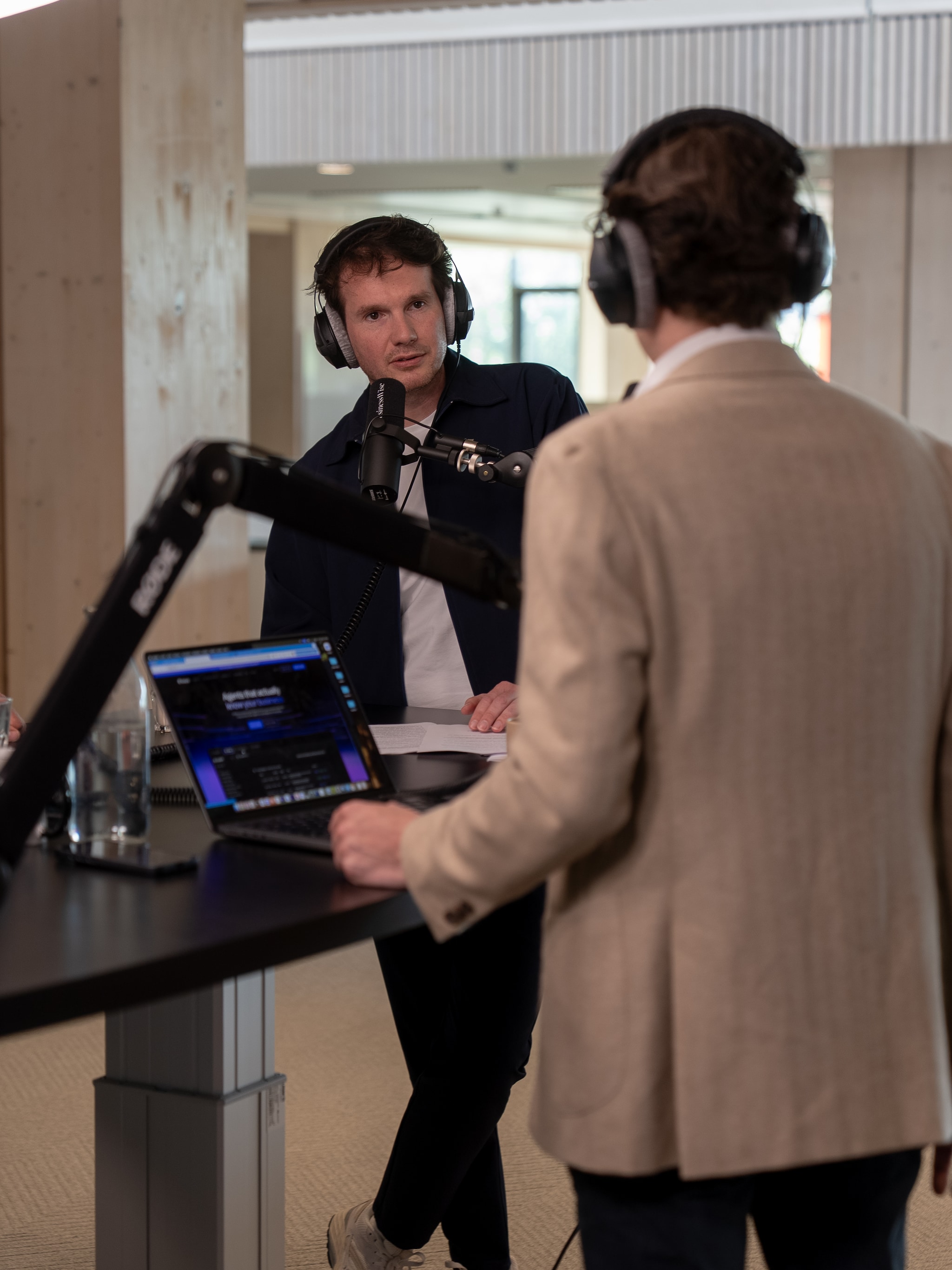 Tom Jessen (links) en Remy Gieling (op de rug gezien) in de studio van BusinessWise. Foto: BusinessWise