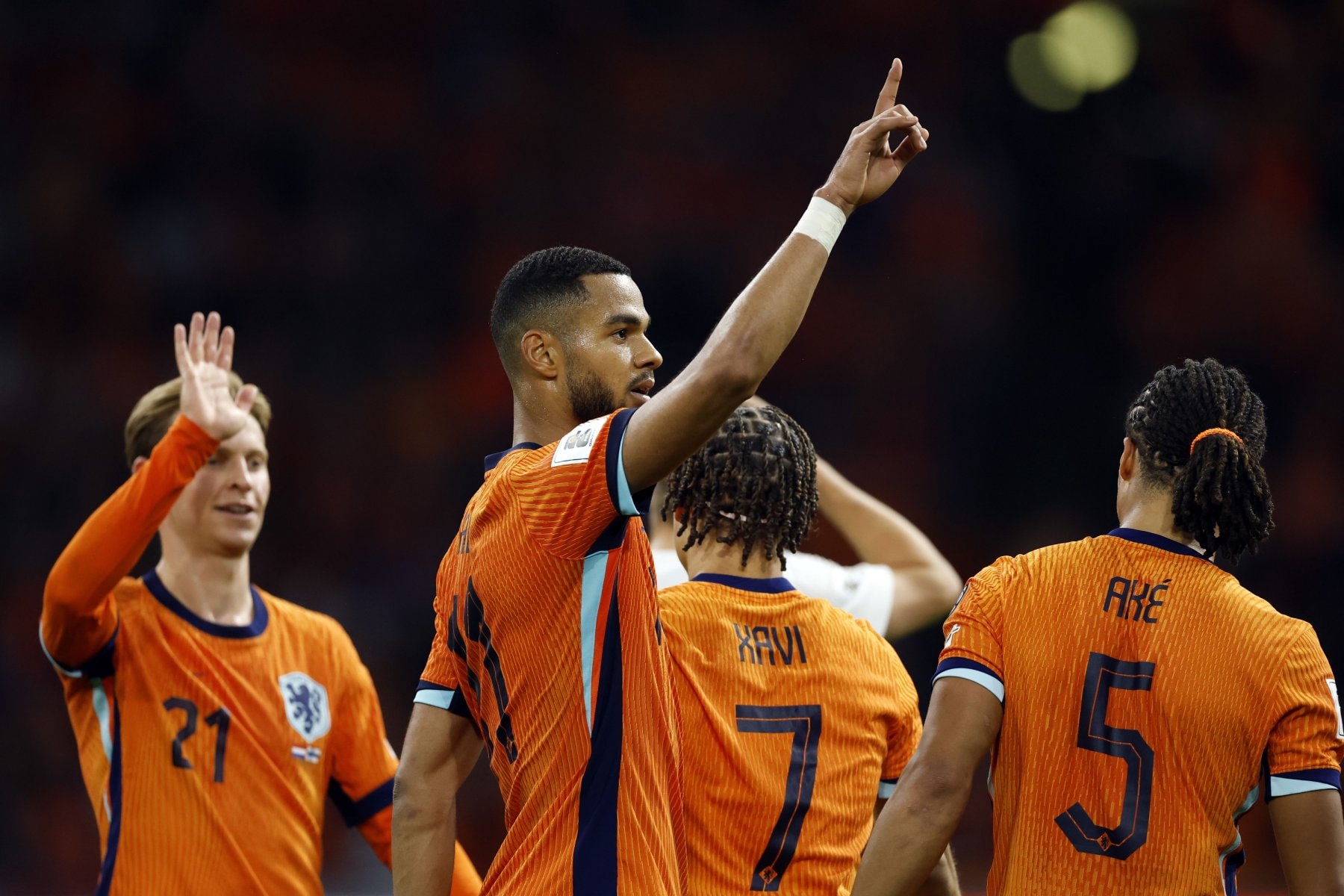Cody Gakpo of Nederland viert de 4-0 in de Johan Cruijff ArenA tijdens de WK 2026- kwalificatiewedstrijd tegen Finland.