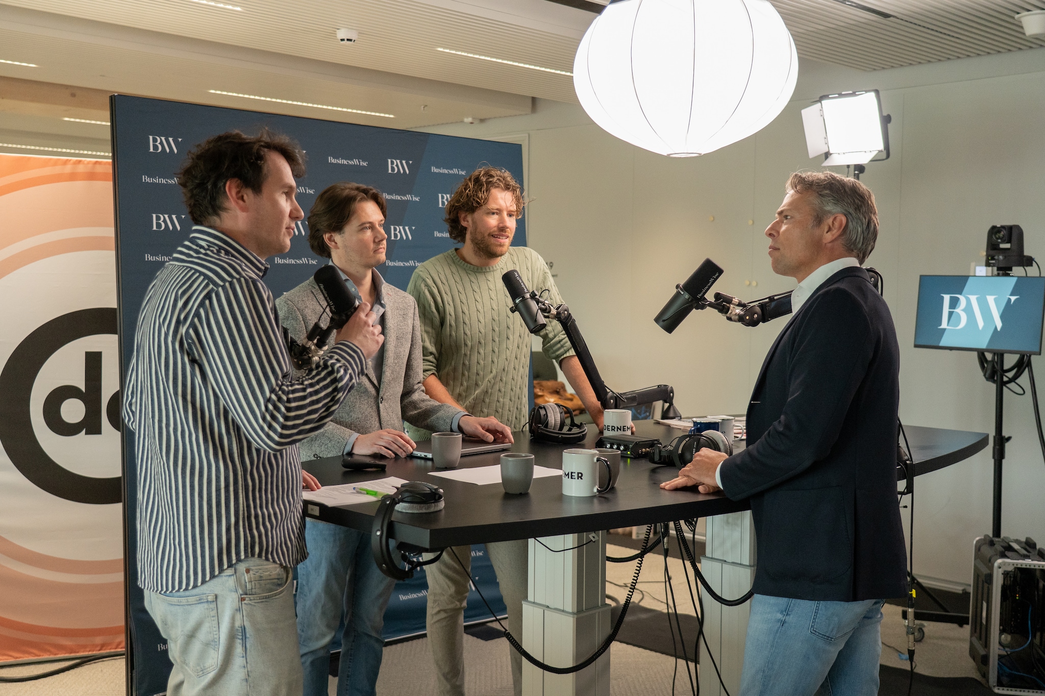 vlnr: presentator Tom Jessen, experts Remy Gieling en Job van den Berg en ondernemer Han de Groot.