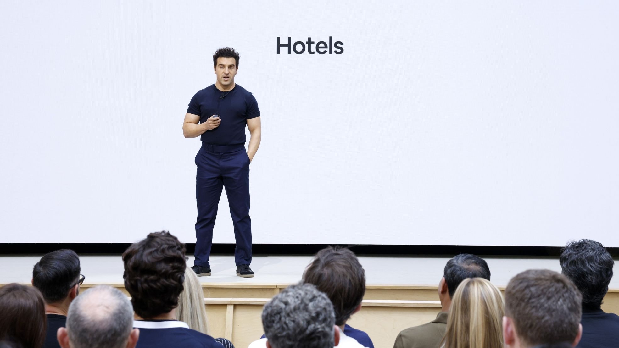 Airbnb-CEO Brian Chesky presenteert de plannen en de noviteiten van het reisplatform op het hoofdkantoor in hartje San Francisco.
