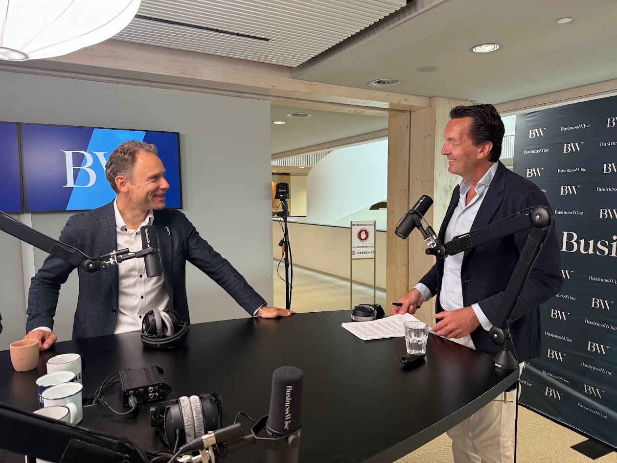 Rembrandt Sutorius in de BusinessWise studio met presentator Paul van Riessen.  Redactie BusinessWise