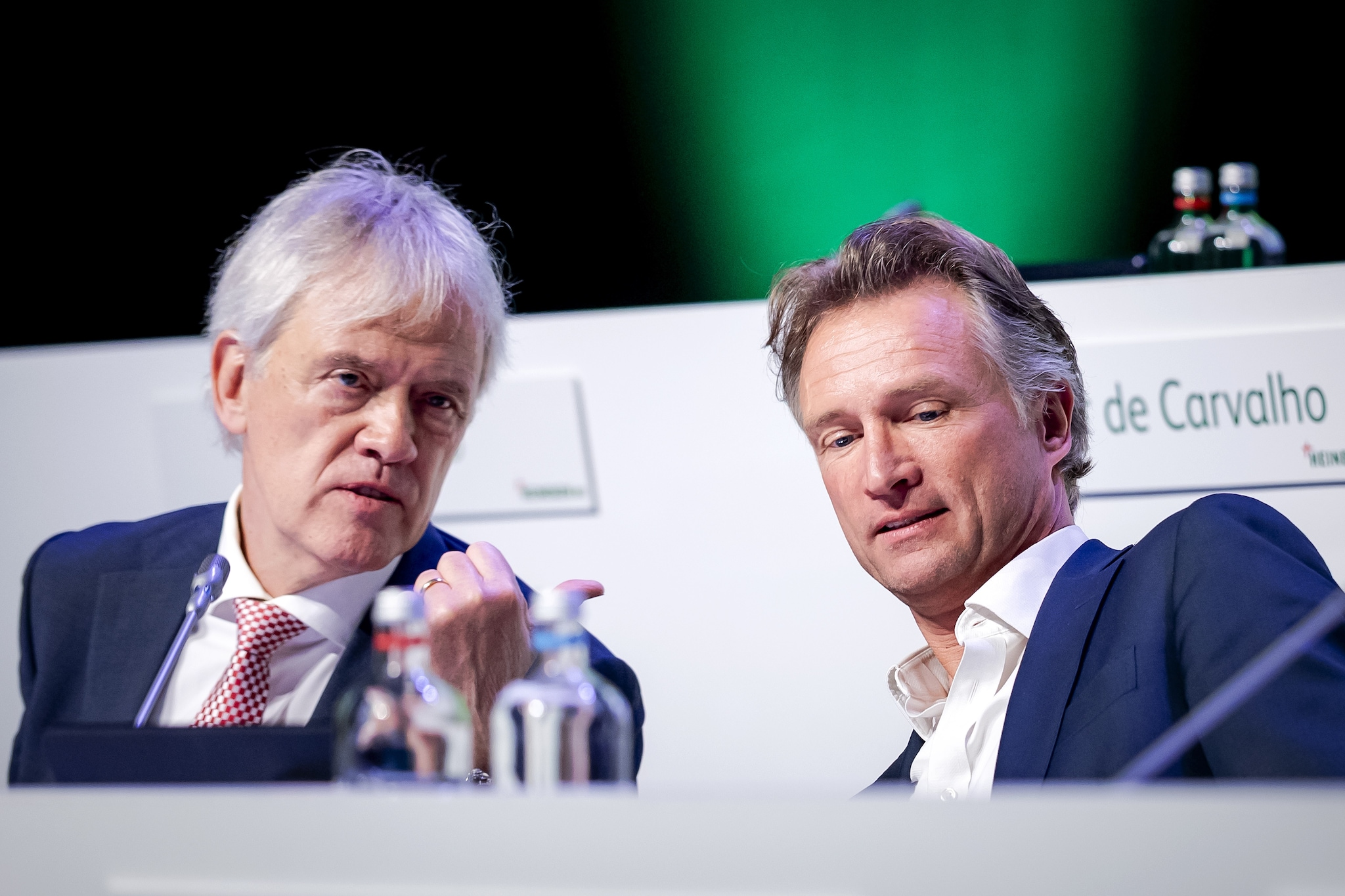 President-commissaris Peter Wennink (links) samen met afzwaaiend Heineken-CEO Dolf van den Brink