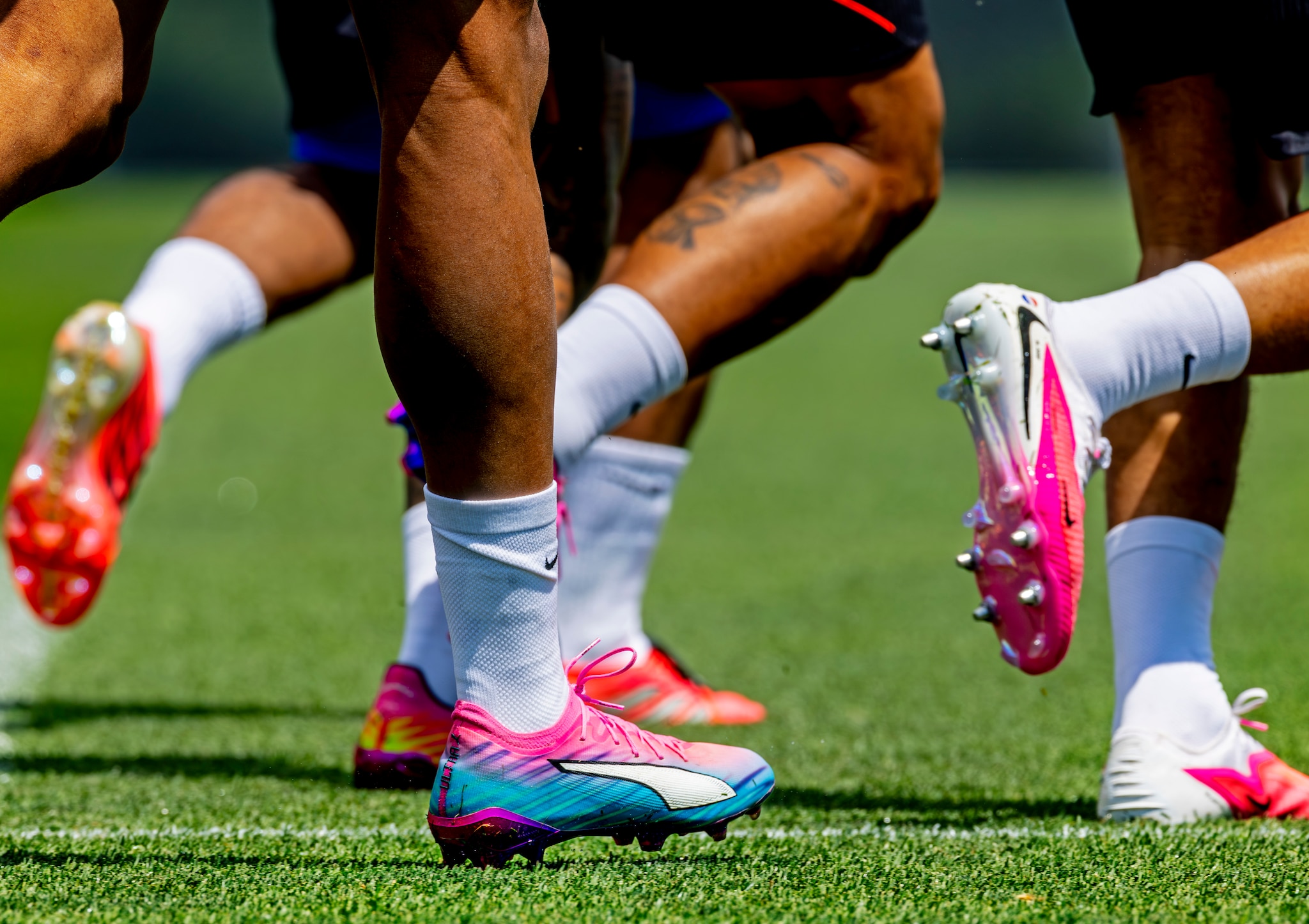 Zowel Adidas als Nike hebben een roze variant voetbalschoen. Deze foto is door Pim Ras gemaakt tijdens een recente training van Oranje in de VS. Pim Ras Fotografie