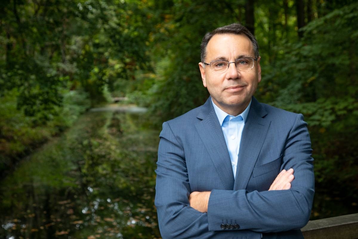 Hans de Groene, directeur van de Vereniging vandrinkwaterbedrijven (Vewin): ‘Drinkwater heeft ruimte nodig en ons land is vol. Natuur, landbouw, woningbouw strijden om dezelfde ruimte’.  Vewin