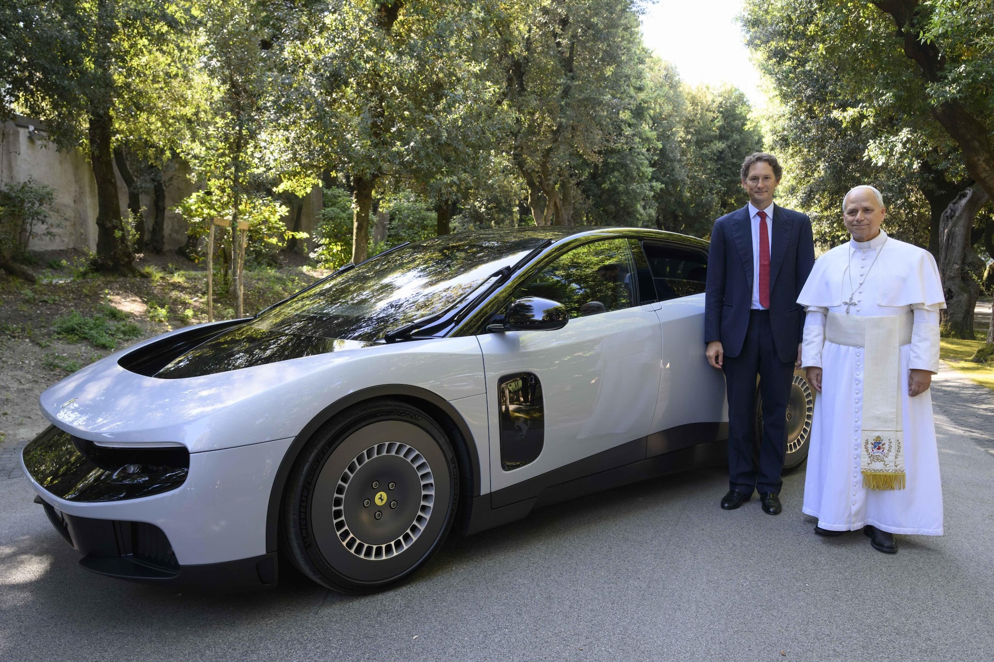 Paus Leo XIV met topman John Elkann van Stellantis, het concern waar Ferrari ondervalt. ANP