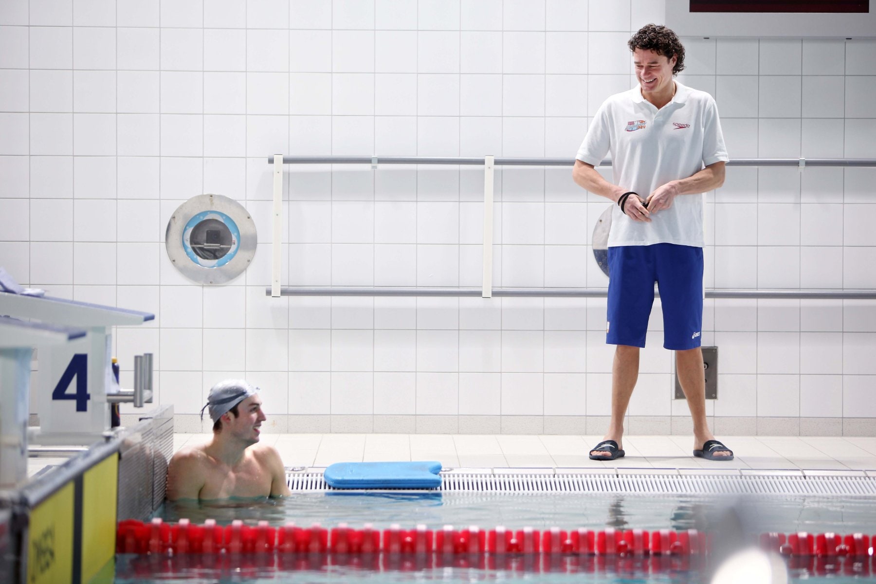 2009. Jacco Verhaeren en Pieter van den Hoogenband toen al vrienden. Jacco rechts, toen zwemcoach, hier in De Tongelreep. Links Pieter die er dagelijks zijn baantjes kwam zwemmen, om af te trainen.
