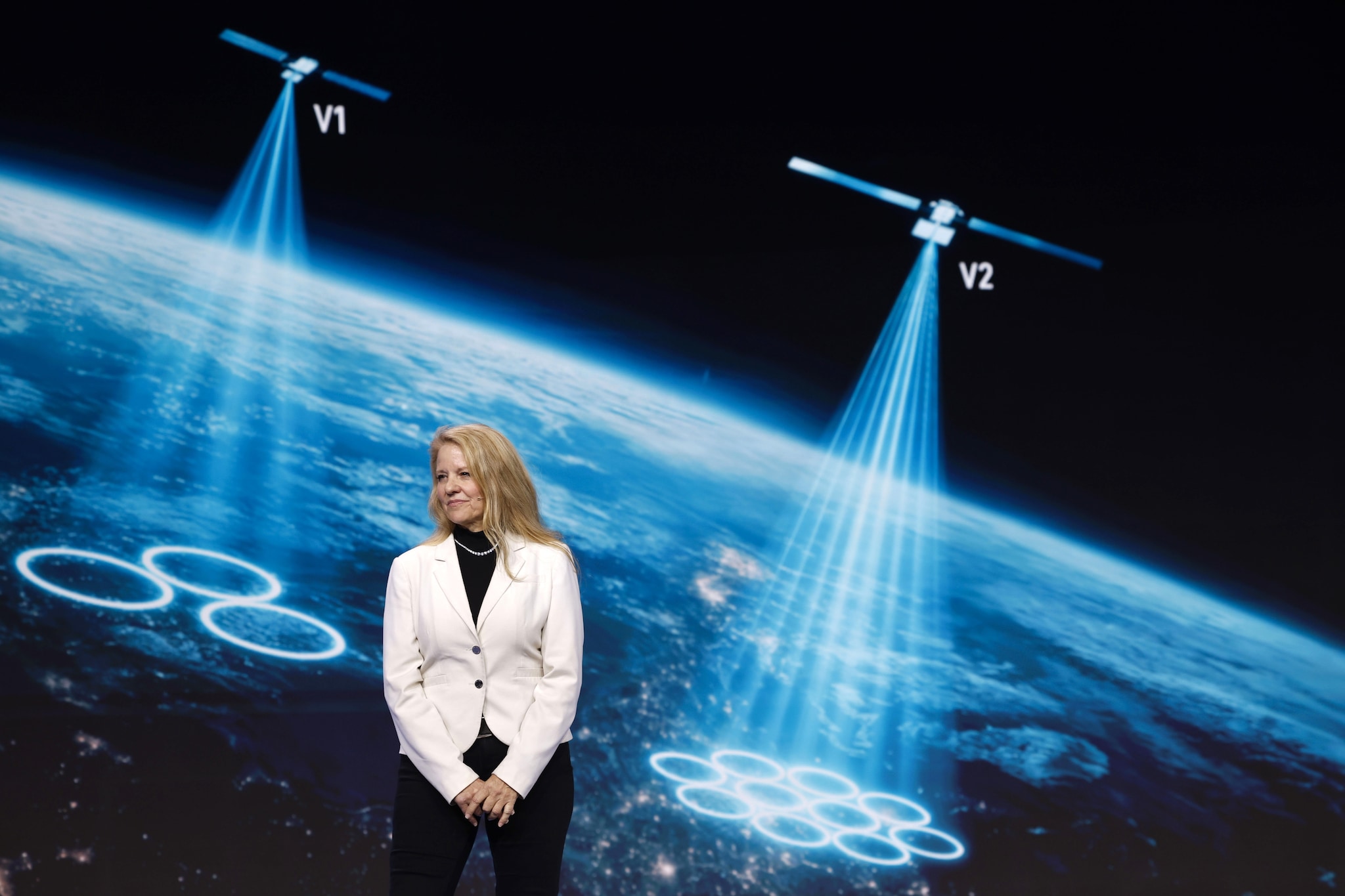 Gwynne Shotwell geeft een speech tijdens de 20e editie van het Mobile World Congress (MWC) in Barcelona afgelopen maart.  ANP / EPA