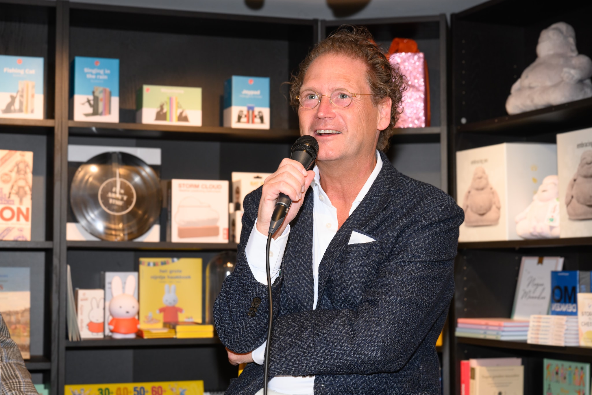 Maarten van Beek tijdens de presentatie van zijn boek in Den Haag.