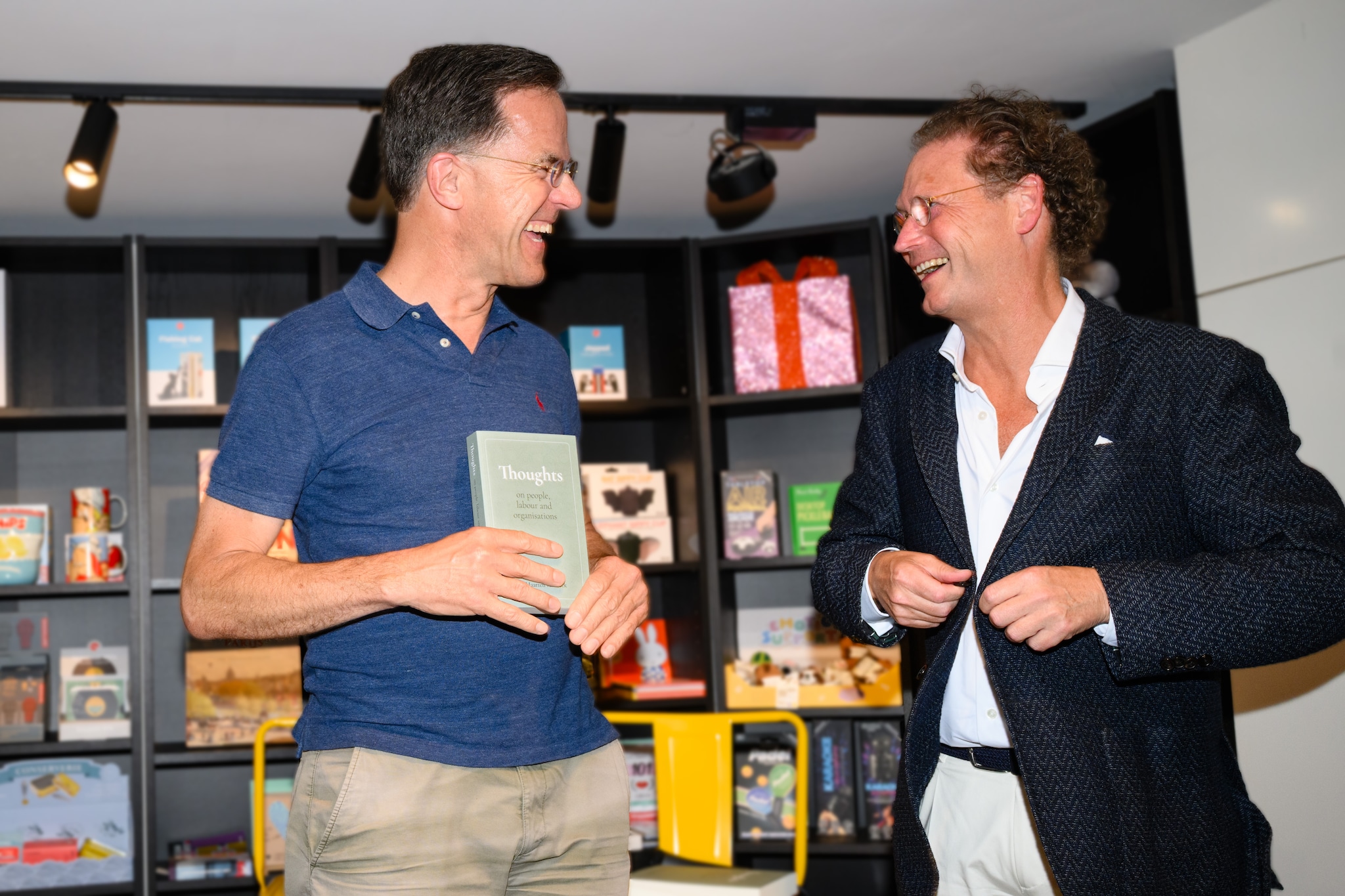 'Mark Rutte was mijn eerste baas bij Unilever'. De voormalig minister-president ontving het eerste examplaar bij de presentatie.  Roy Beusker