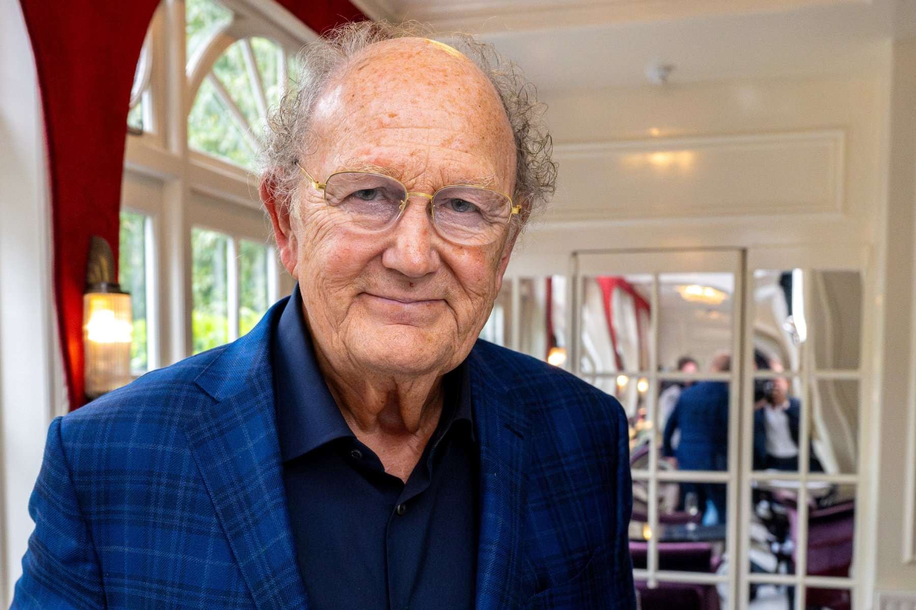 Joop van den Ende: ‘Mijn grootste angst is dat ik niet meer erbij hoor bij de wereld. En dus ik heb AI omarmd’.