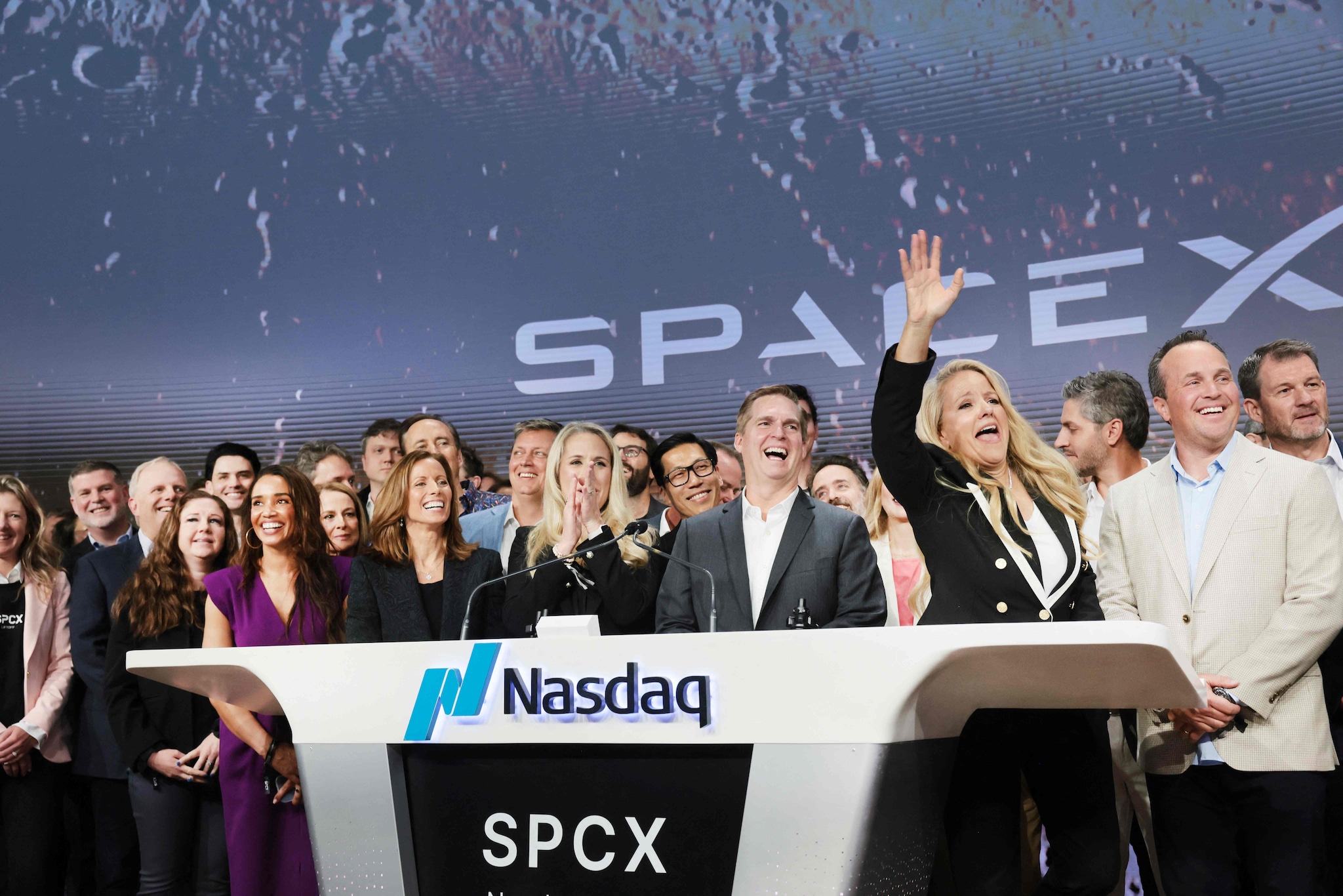 CEO Gwynne Shotwell viert met SpaceX-medewerkers de beursgang bij de Nasdaq in New York. Het maakte veel medewerkers in één klap miljonair.
