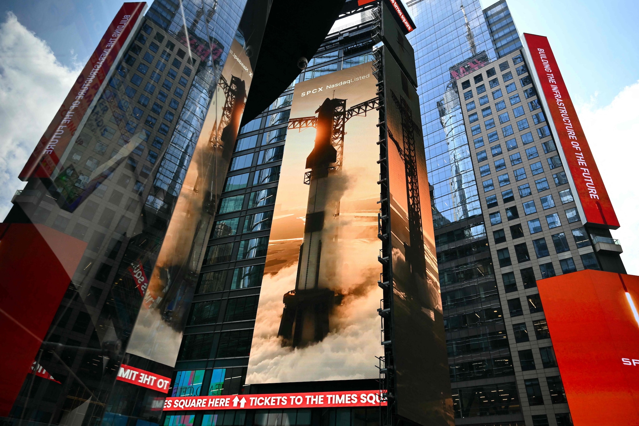 Afbeeldingen van SpaceX-raketten op Times Square vlakbij Nasdaq MarketSite op de dag van de beursgang. AFP
