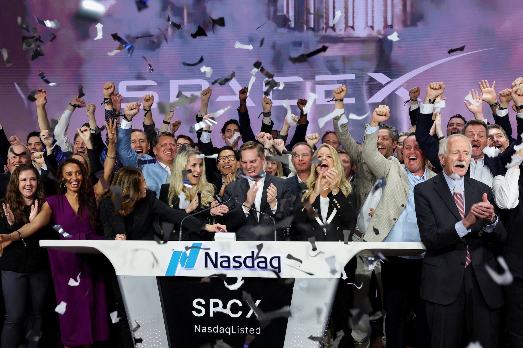 CEO Gwynne Shotwell en CFO Bret Johnsen tijdens de beursgang van SpaceX bij Nasdaq in New York City.