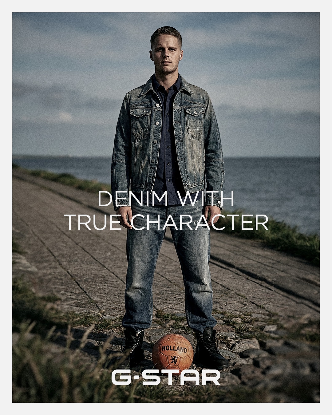 De veelbesproken advertentie van G-STAR met Joey Veerman. Mét oranje bal aan de voeten.  G-STAR