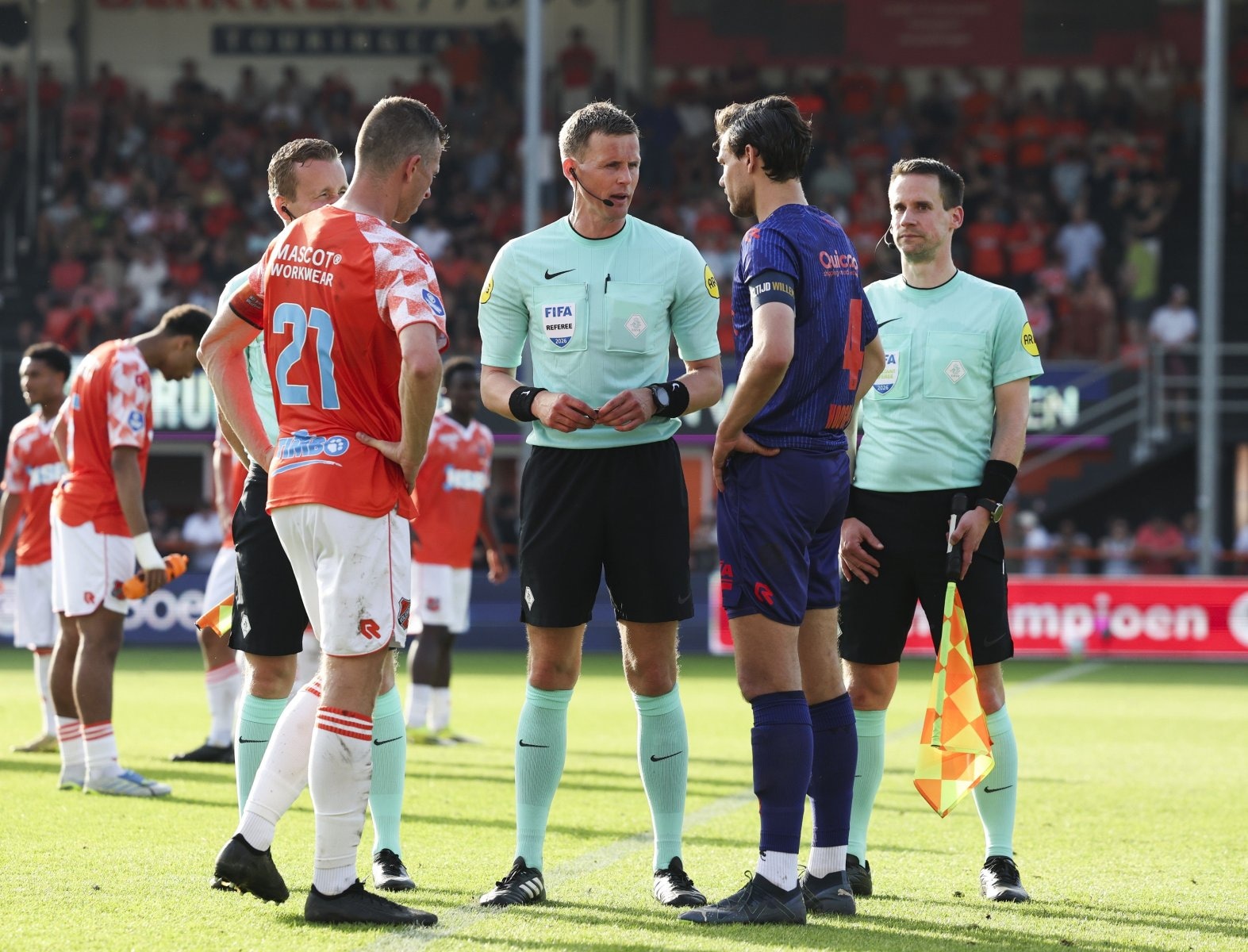 Scheidsrechter Sander van der Eijk tijdens de finale van de play-offs van het seizoen 2025/2026, FC Volendam-Willem II.