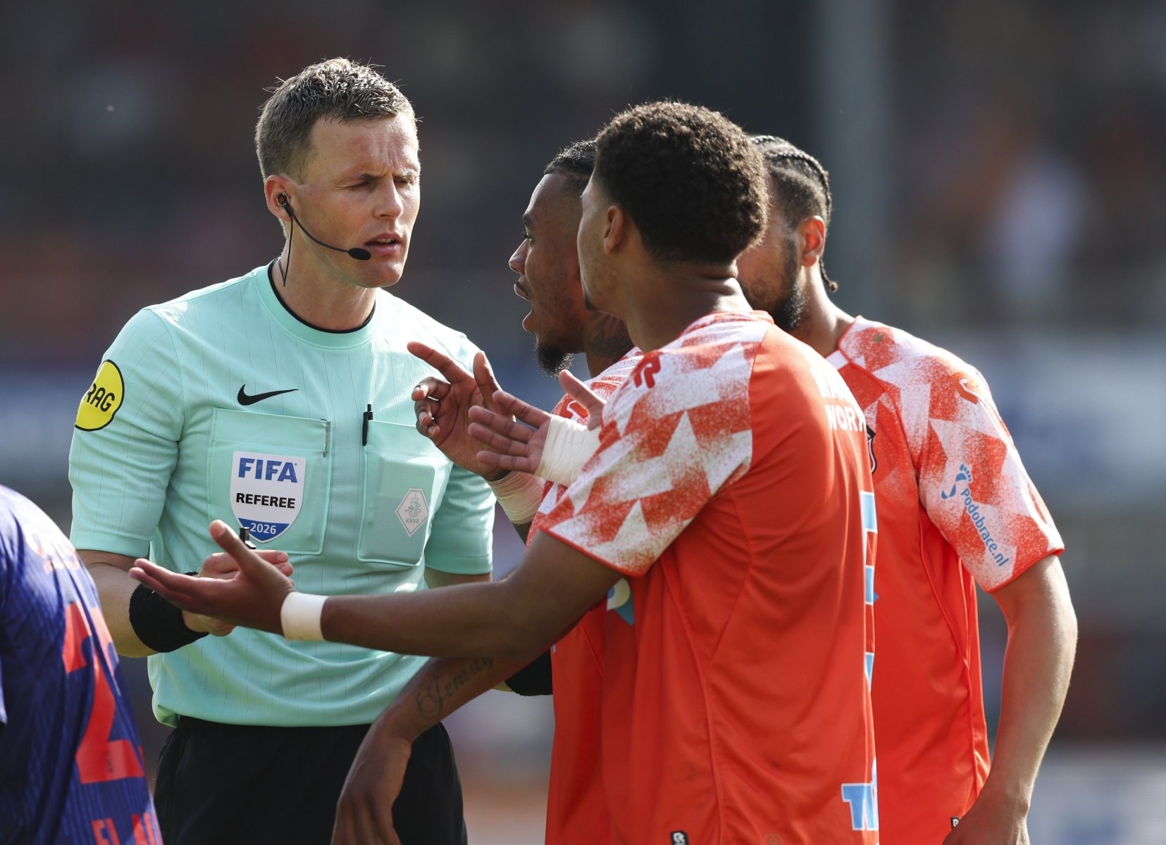 Scheidsrechter Sander van der Eijk in gesprek met FC Volendam-spelers tijdens de play offs-finale tegen Willem II. ANP