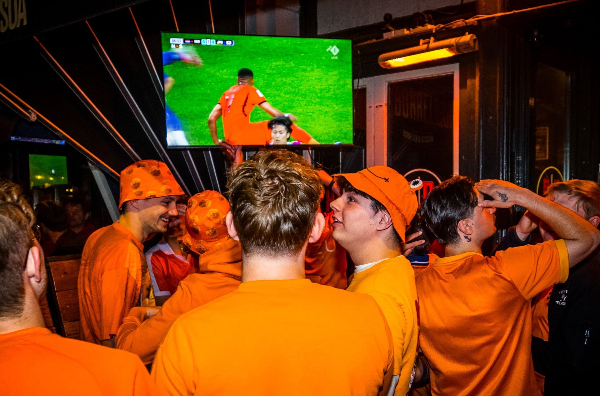 Oranjesupporters bekijken de eerste WK-wedstrijd van het Nederlandse elftal in een Eindhovense horecagelegenheid.