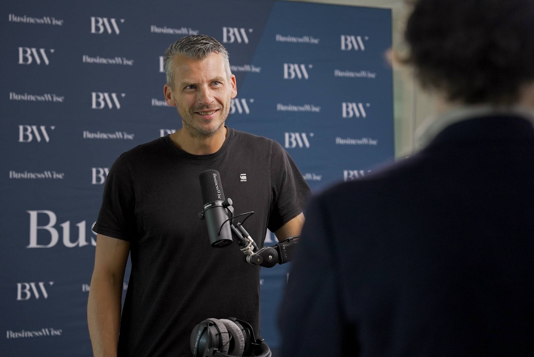 Hartger Ruijs van Defion Security in de studio van AI at Work Live.  Redactie BusinessWise