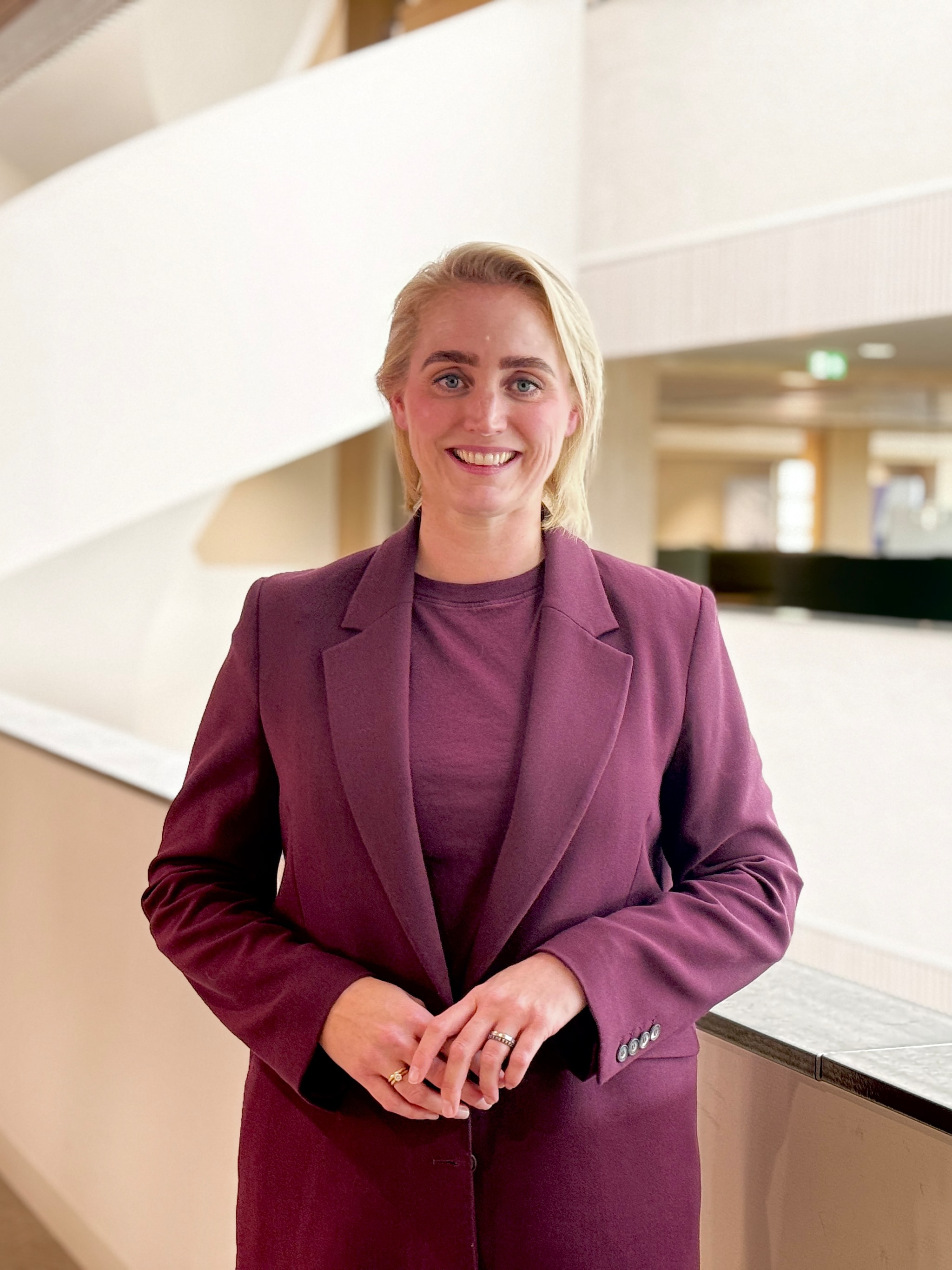ik heb geleerd om eerst mens te zijn en dan pas leider malou van der pal luchtverkeersleiding nederland werd van bikkelharde manager een beschouwend leider