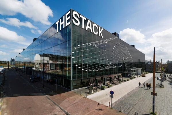 Het idee achter The Stack: wanneer founders, investeerders en mensen met ervaring in het bouwen en opschalen van techbedrijven één plek delen, trekken ze vanzelf meer talent, kapitaal en aandacht aan dan wanneer ieder bedrijf voor zich opereert.  The Stack