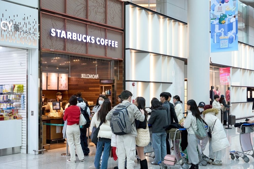 Starbucks heeft 2.000 vestigingen in Zuid-Korea. Ze sluiten op 22 juni om 15.00 uur allemaal tijdelijk de deuren. Shutterstock