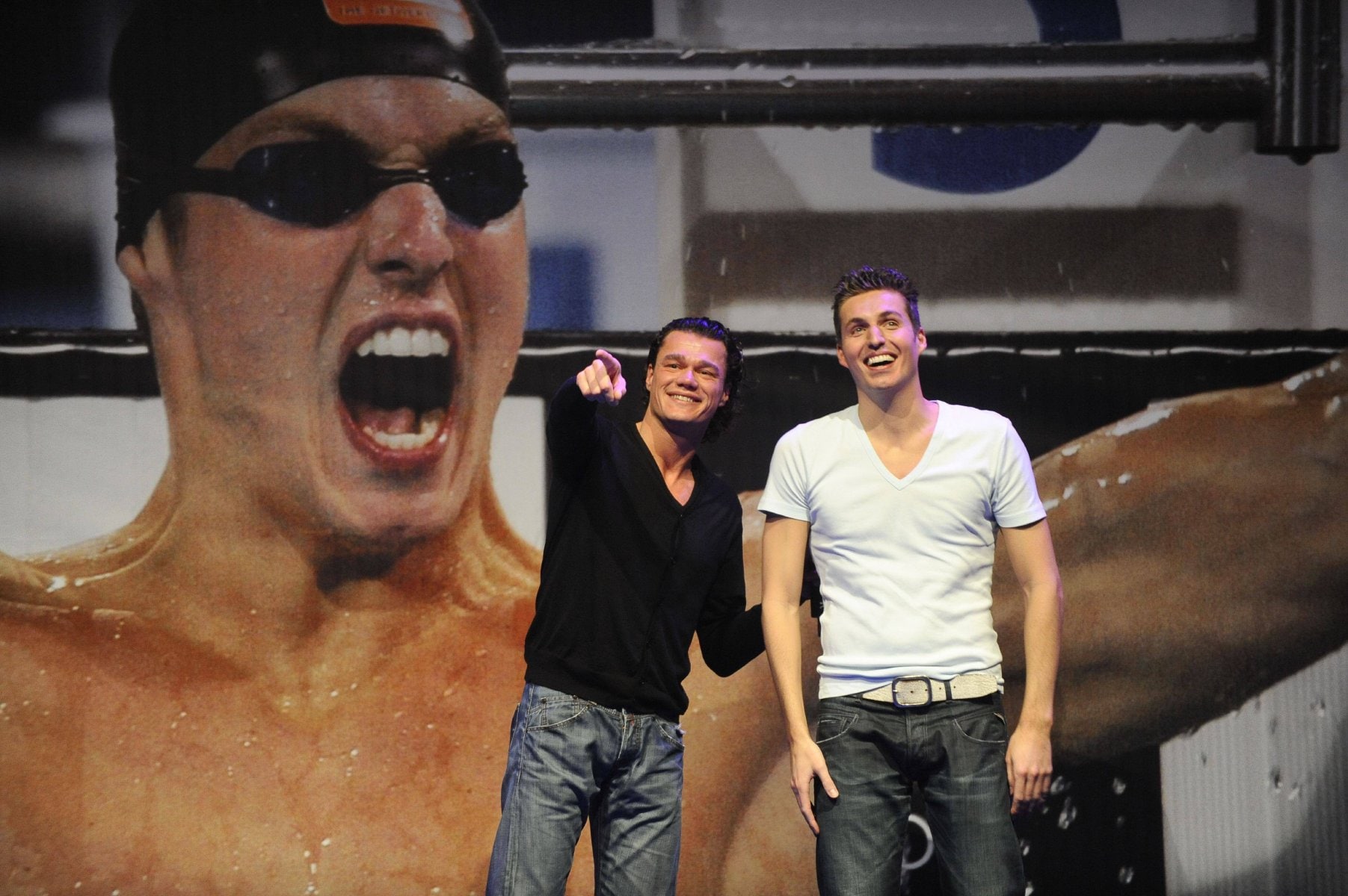 Terug naar 2008: Pieter van den Hoogenband neemt afscheid van het zwemmen in het zwembad dat vanaf dat moment zijn naam draagt. Links op de foto vriend en coach Jacco Verhaeren, met wie hij anno nu de podcast Piet & Sjaak maakt. ANP
