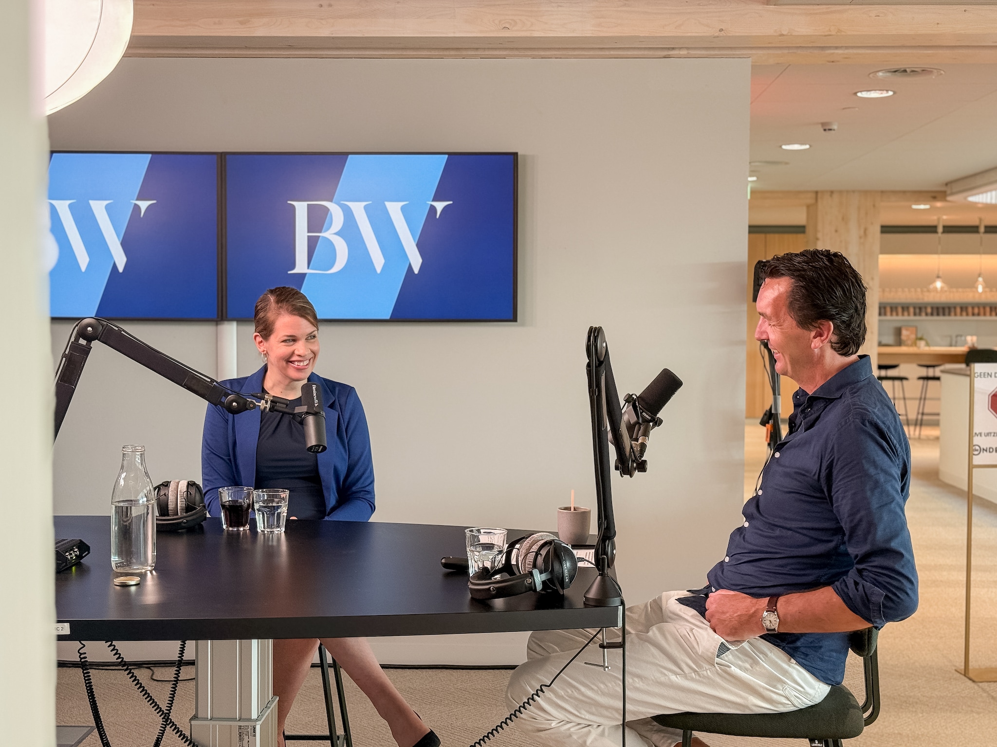 Tineke van der Veen en Paul van Riessen in de BusinessWise-studio. BusinessWise