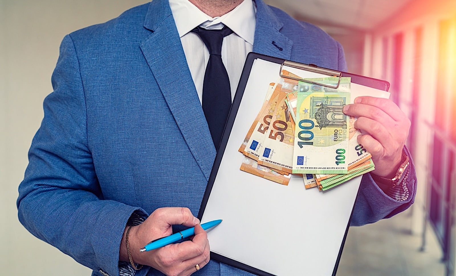 Het bedrijfsleven krijgt te maken met nieuwe regels per 1 juli, waaronder hoger minimumloon, kilometerheffing voor vrachtwagens en strengere regels voor klantcontact.