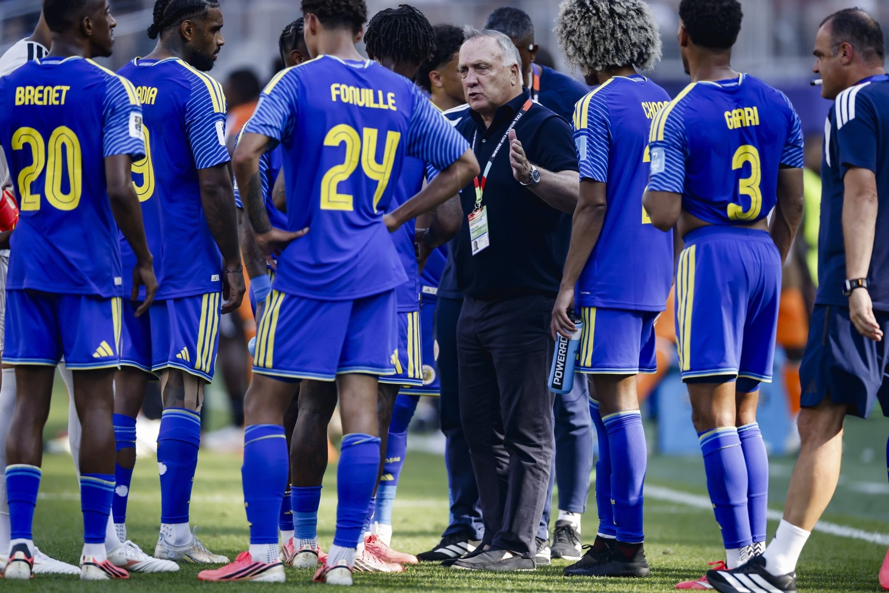 Een coachende Dick Advocaat met zijn spelers van Curaçao tijdens een van de drinkpauzes bij het WK 2026. ANP
