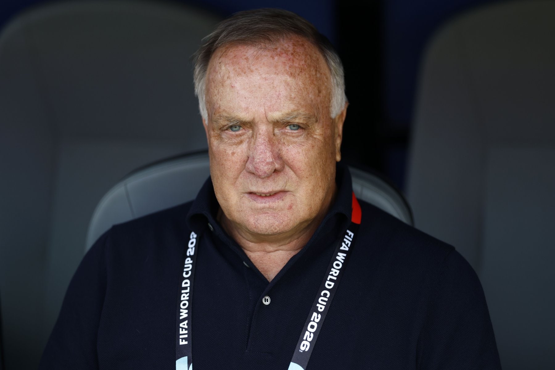 ‘Hij kijkt eerst naar de mens, dan naar de groep en neemt dan een besluit. Hij is altijd zichzelf’. Dick Advocaat, bondscoach van Curaçao, tijdens het WK voetbal 2026.