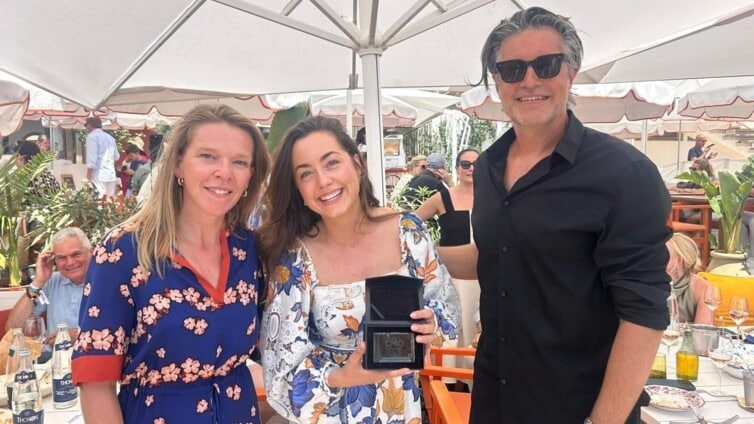 Susanne van Nierop (Adformatie), Future CMO of the Year 2026-winnaar Maud Olieslagers en Marc Verschoor. Adformatie