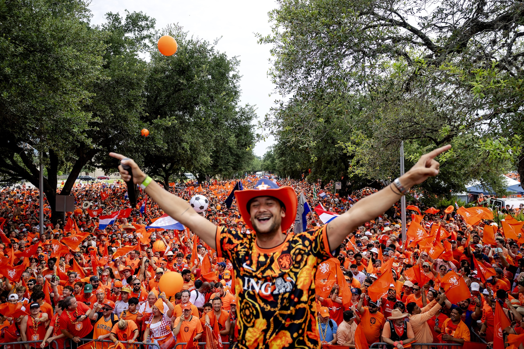 Fans tijdens de oranjemars naar het Houston Stadion, voorafgaand aan Nederland-Zweden.