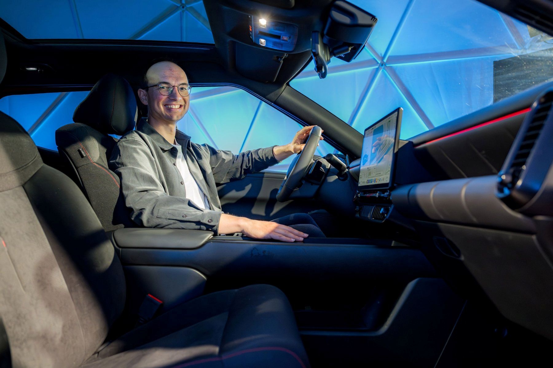 De Nederlandse Hyundai interieurdesigner Victor Andrean in de IONIQ3: ‘We zijn van het buigen van papier naar een onderscheidende productieauto gegaan’.