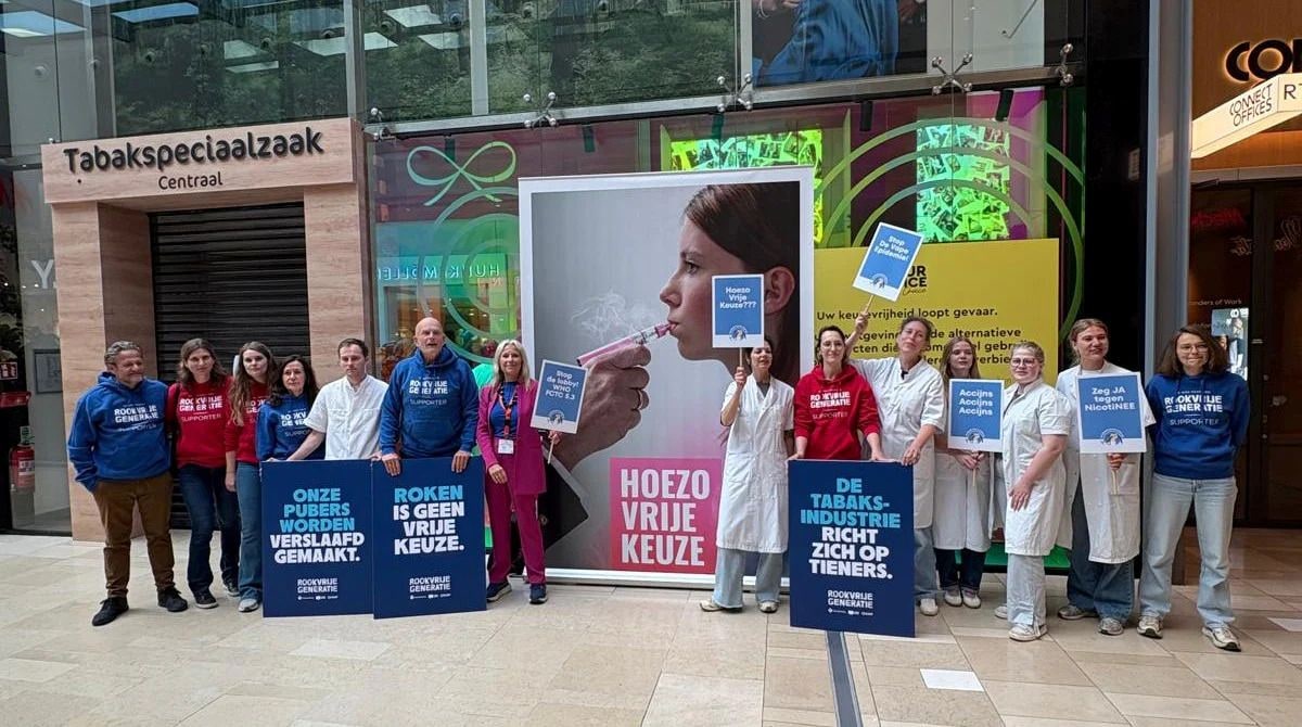 Longartsen demonstreren tegen de campagne van Philip Morris, hier in Hoog Catharijne in Utrecht. Vapenjouwkeuze.nl